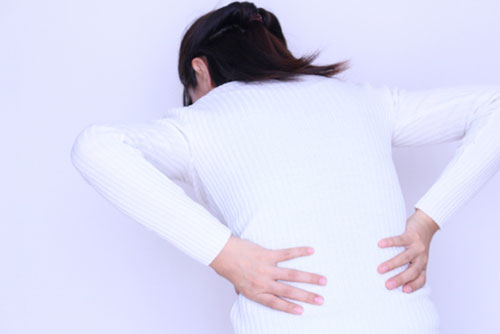 腰痛の辛い症状に悩む女性